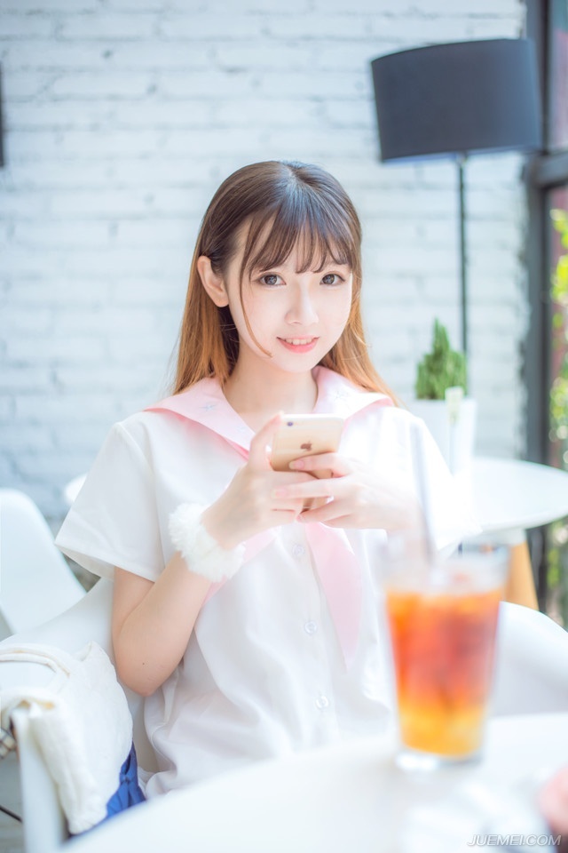 “还打个屁。”庞统翻了翻白眼道：“等着，刘璝应该很快就回来了，我要亲自去一趟阆中，说服张任他们倒戈。”从这里去阆中大营一路上关卡重重，要过关卡，路上花的时间未必就比刘璝从成都过来短，因此在收到消息的时候，庞统就已经决定要出发。